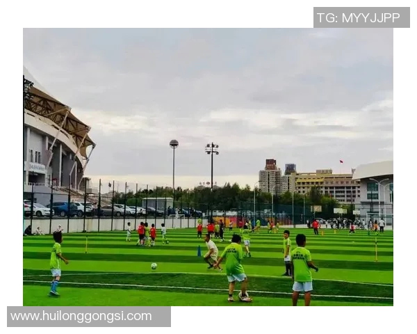 汉中足球球星拼搏绿茵赛场点燃城市激情书写属于家乡的辉煌