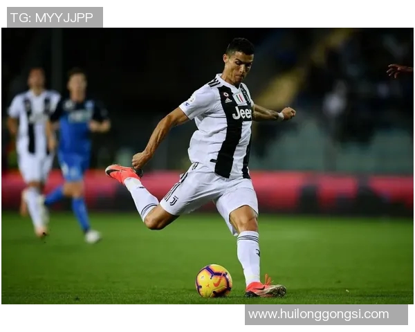 足球球星语言天赋揭秘：多语言能力助力赛场表现与跨文化交流